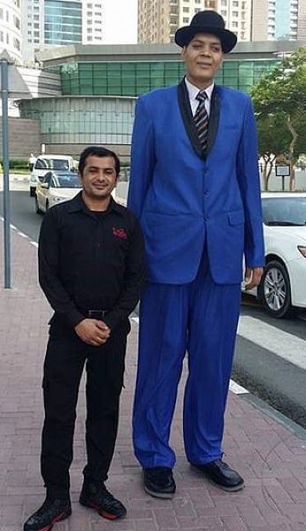 Самый высокий пакистанец отчаялся встретить свою любовь