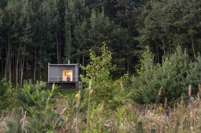 Миниатюрный домик для отдыха, построенный в лесу. Фото