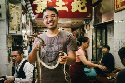 От змеиного супа до колдовства: фотограф показал уличных торговцев Гонконга. Фото