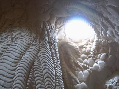 Скульптор превратил скалу в красивую пещеру. Фото