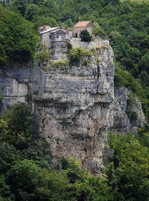 Жизнь грузинского монаха на небольшой каменной скале. Фото