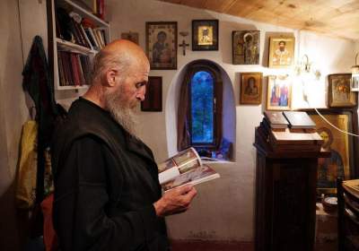 Жизнь грузинского монаха на небольшой каменной скале. Фото