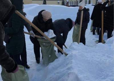 В России учителей заставили собирать снег в мешки