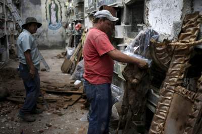 Как работают гватемальские чистильщики могил. Фото