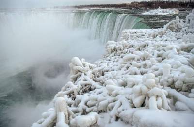 Обледеневший Ниагарский водопад в свежих снимках. Фото