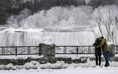 Обледеневший Ниагарский водопад в свежих снимках. Фото
