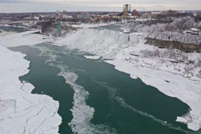 Обледеневший Ниагарский водопад в свежих снимках. Фото