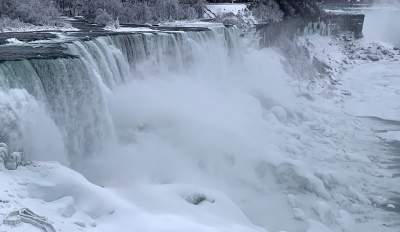 Обледеневший Ниагарский водопад в свежих снимках. Фото