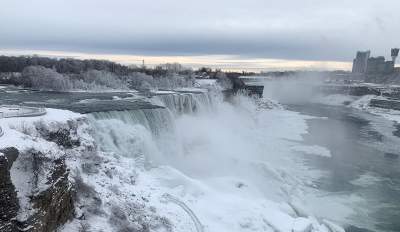 Обледеневший Ниагарский водопад в свежих снимках. Фото