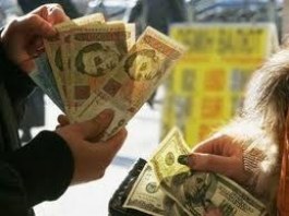 Украинцы покупают у банков все меньше валюты 