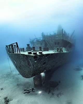 Затонувшие корабли на снимках фотографа-аквалангиста. Фото