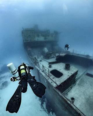 Затонувшие корабли на снимках фотографа-аквалангиста. Фото