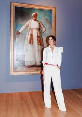 Виктория Бекхэм посетила выставку в стильном белом костюме