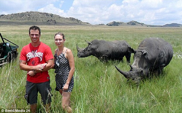 Гигантский носорог переломал девушке ребра после фото с ним 