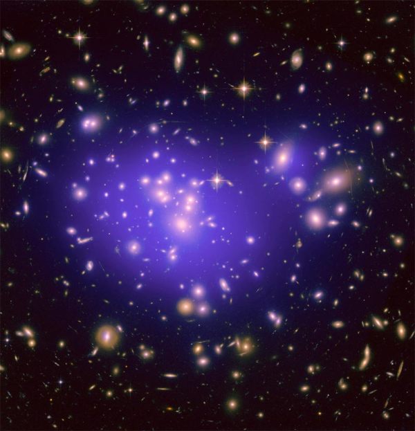 Галактическое скопление Абель 1689, гравитационное линзирование которого помогло увидеть ещё более далёкую галактику и «взвесить» протоны и электроны в ней (илл. NASA, ESA, JPL, E. Jullo, P. Natarajan , J-P. Kneib).