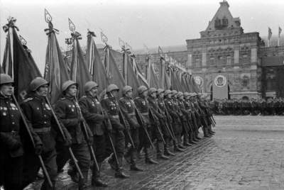 Как проходил исторический парад Победы 9 мая 1945 года. Фото