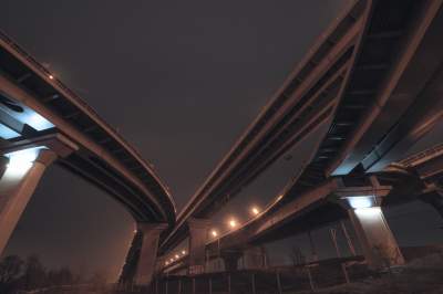 Так выглядит ночью Дарницкий мост. Фото