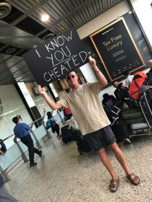 Австралиец забавно встретил девушку в аэропорту