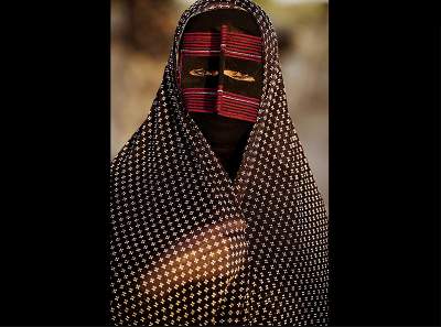 Иранские женщины в традиционных ярких масках. Фото