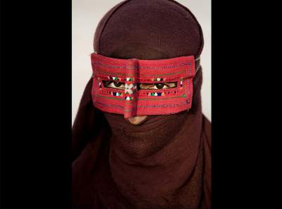 Иранские женщины в традиционных ярких масках. Фото