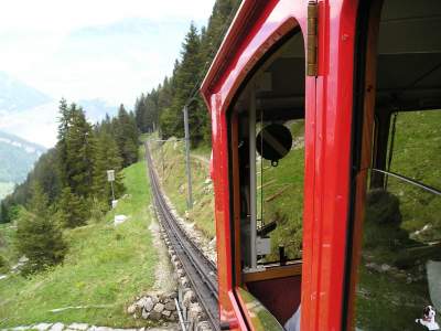 Швейцарская железная дорога, проходящая сквозь горы. Фото