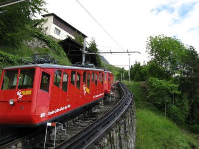 Швейцарская железная дорога, проходящая сквозь горы. Фото