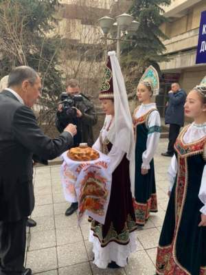 Лавров сфоткался с девушками в кокошниках и насмешил Сеть