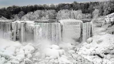 Впечатляющие снимки замерзшего Ниагарского водопада. Фото