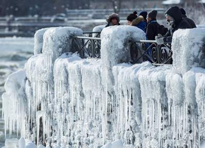 Впечатляющие снимки замерзшего Ниагарского водопада. Фото