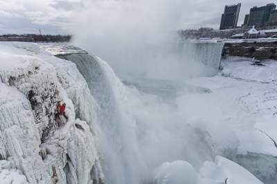 Впечатляющие снимки замерзшего Ниагарского водопада. Фото