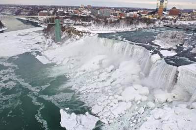 Впечатляющие снимки замерзшего Ниагарского водопада. Фото