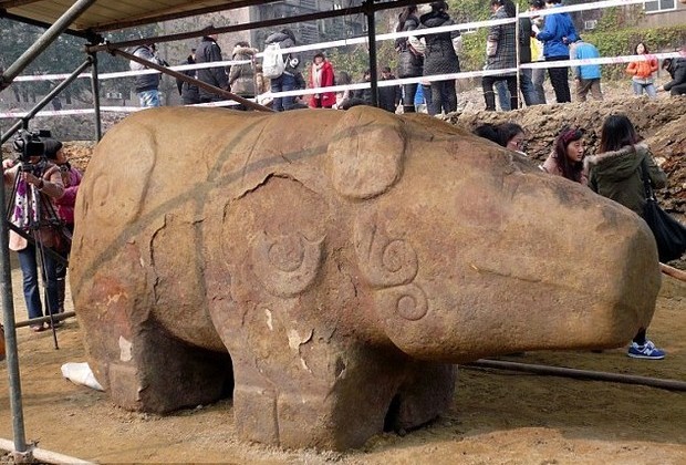 Китайские археологи выкопали гигантскую статую очень странного животного