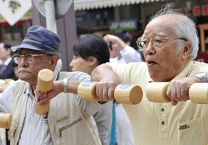 Власти Японии попросили стариков побыстрей умирать 
