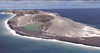 Новый остров, появившийся после извержения вулкана. Фото