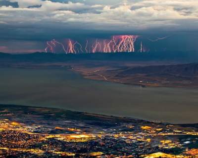 Мощь стихии показали в ярких снимках. Фото