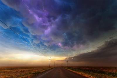 Мощь стихии показали в ярких снимках. Фото