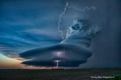 Мощь стихии показали в ярких снимках. Фото