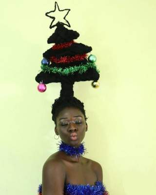 Африканка создает скульптуры из собственных волос. Фото