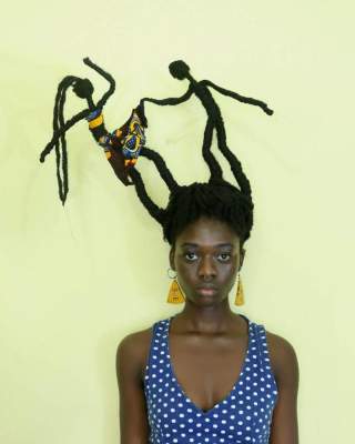 Африканка создает скульптуры из собственных волос. Фото