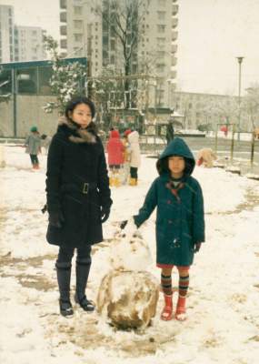 Взрослая японка добавила себя на свои детские снимки. Фото