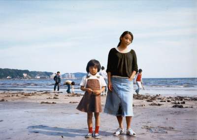 Взрослая японка добавила себя на свои детские снимки. Фото