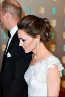 Кейт Миддлтон дополнила белоснежный наряд украшениями принцессы Дианы. Фото