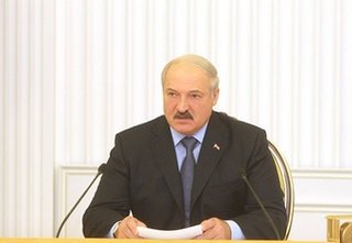 Лукашенко запретил медикам жаловаться на зарплату