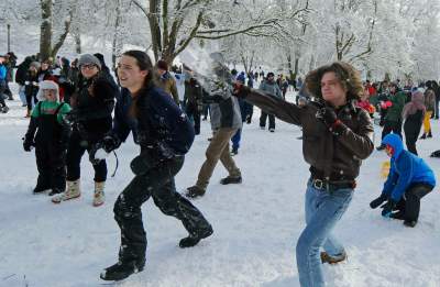 Американцы вспомнили детство и устроили «Большую снежную битву»