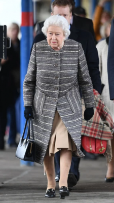 Елизавета II показалась перед публикой в твидовом пальто. Фото