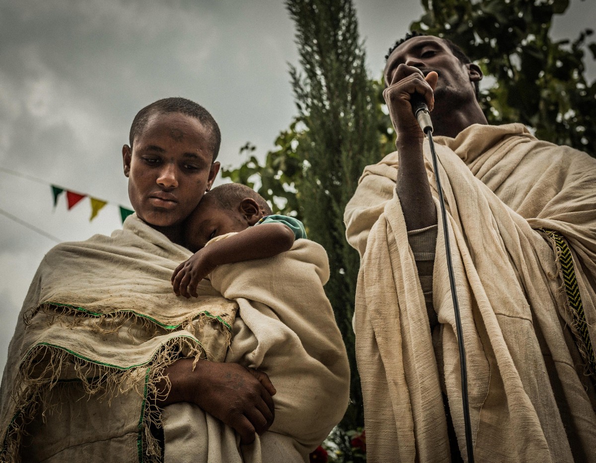 Эфиопский священник проводит обряды экзорцизма через Facebook