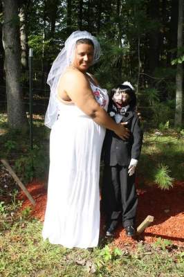 «Первая любовь»: американка сыграла свадьбу с куклой-зомби