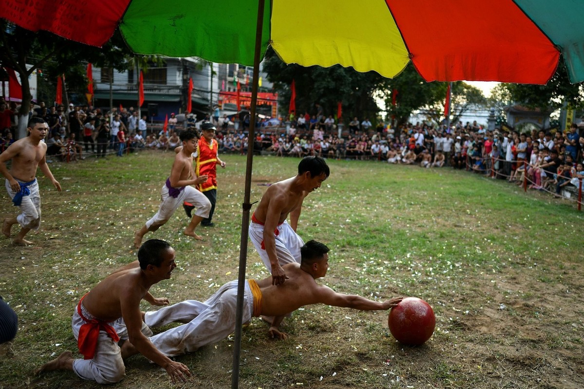 Фестиваль и соревнования с деревянным мячом во Вьетнаме