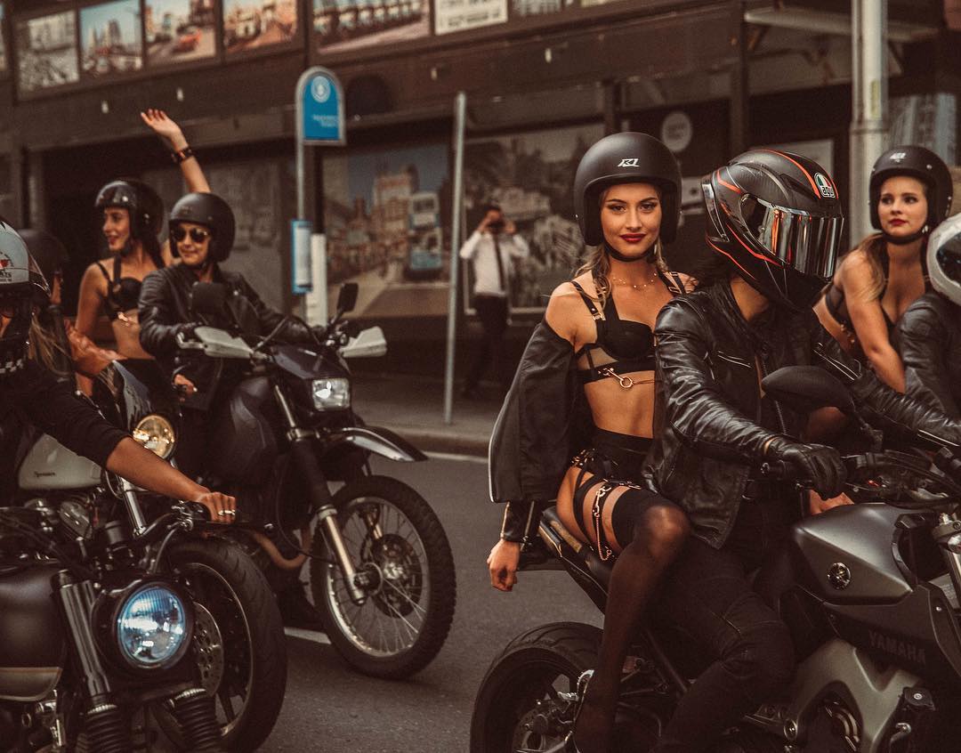 Девушки в нижнем белье проехали на мотоциклах по Сиднею