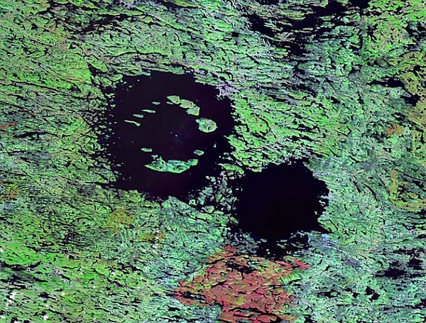 Кратер Клируотер (изображение NASA Landsat)